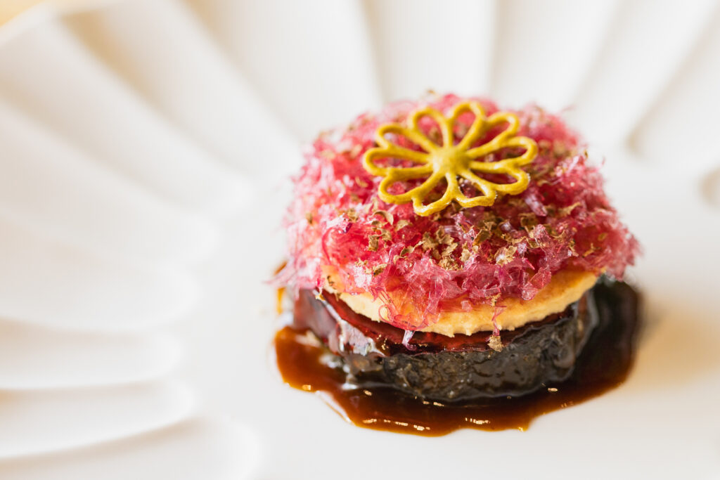 Hedendaagse paté en croûte geserveerd in Dexcaro Experience in Dénia als onderdeel van een meeslepend Mediterraans fine dining proefmenu aan de Costa Blanca