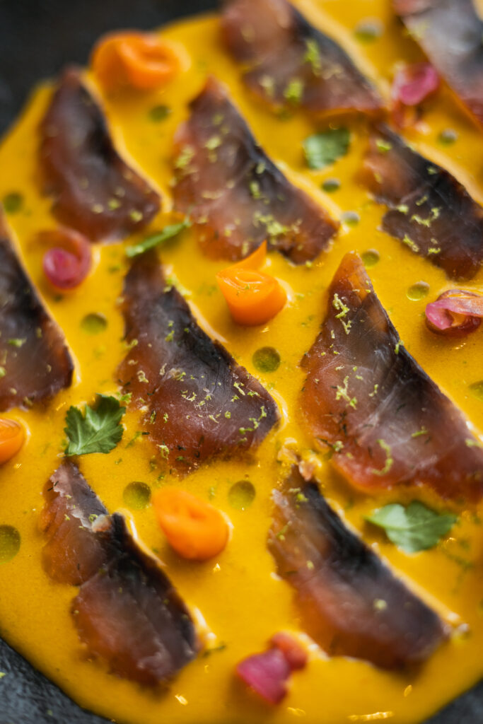 tiradito van vis met kokosnoot en passiesaus in het gastronomische restaurant Dexcaro Dénia