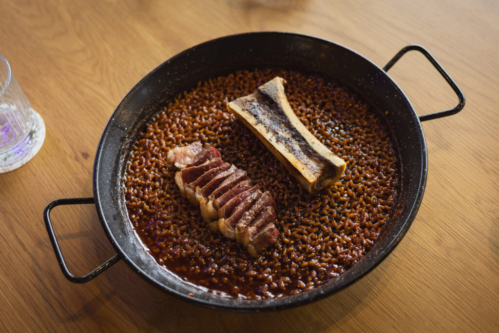 Paella van merg en gerijpt rundvlees met bouillon van Iberische ham bij Dexcaro Dénia