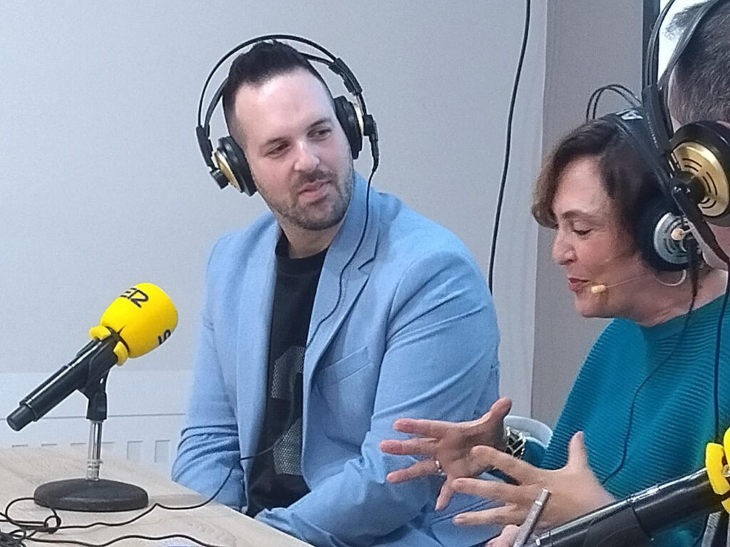 Hombres y mujeres conversando en radio.