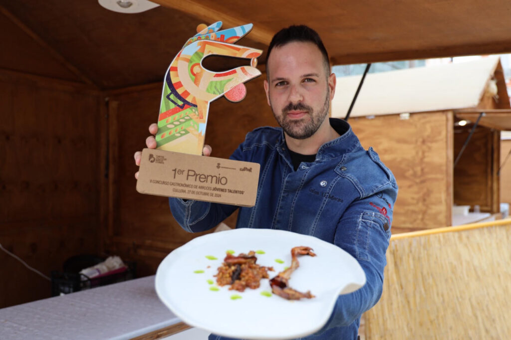 Ganador con plato y trofeo.